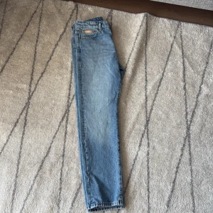 Jack & Jones ljusblå loose fit jeans - Säljer ett par ljusblå jeans från Jack & Jones i loose fit-modell. Klassisk femficksdesign. Jeansen säljs inte längre då jag köpte dom för ungefär 2 år sedan. Helt oanvända. Det är några papperslappar kvar på jeansen som sitter kvar från butiken vilket tyder på helt oanvända. 