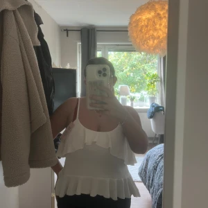 Vitt volang linne  - Vitt volang linne köpt på Nelly, prislapp kvar endast testad💕 Har ett likadant i marinblått som jag gärna säljer tillsammans! 