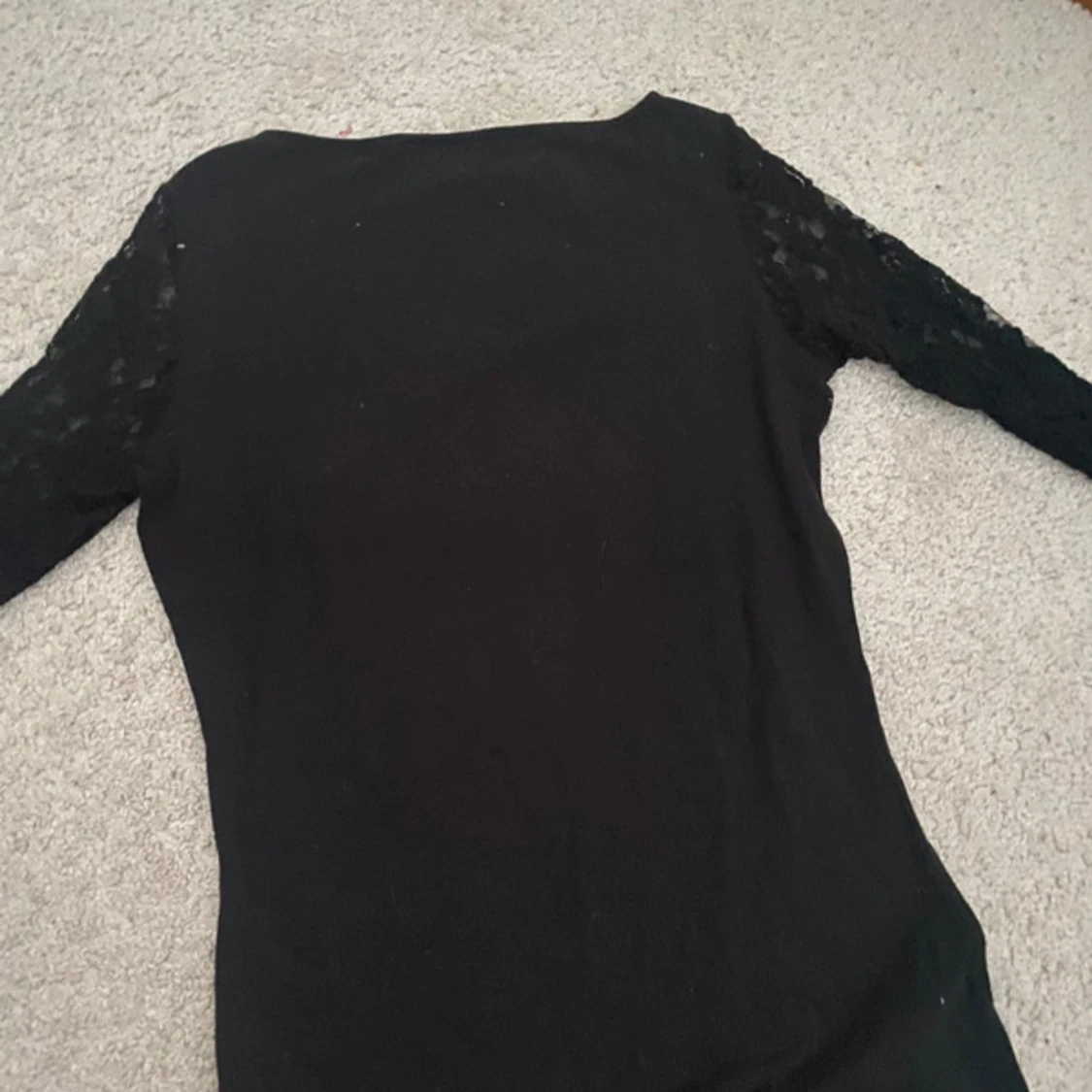 Svart kort klänning med spetsärmar - 3