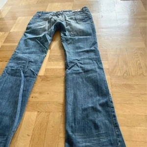 Low waist jeans - Fina low waist jeans!! Skriv för fler detaljer (har inte bilder med de på!!)