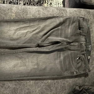 Grå jeansbyxor  - Snygga grå jeansbyxor från NewYorker med klassisk femficksdesign och raka ben. Jeansen har en diskret tvättad look och normal passform, perfekta för en avslappnad stil. Tillverkade i mjukt bomullsmaterial med en hint av stretch för extra komfort.