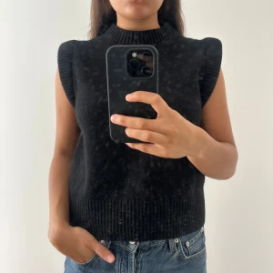 Svart stickad väst  - Svart stickad väst 