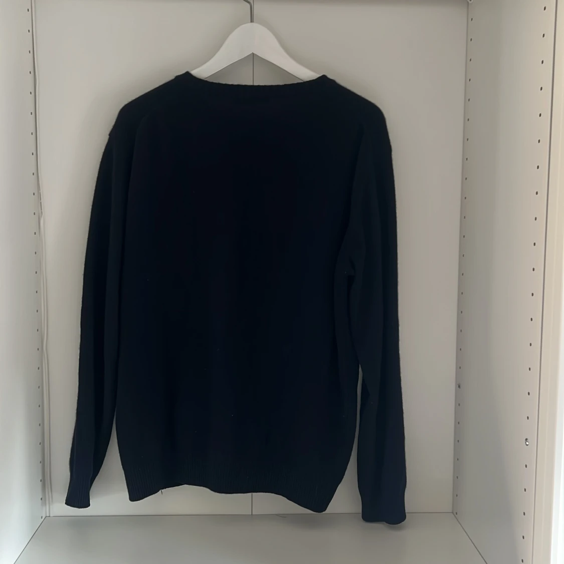 Mörk blå stickad tröja Oscar Jacobson - 1