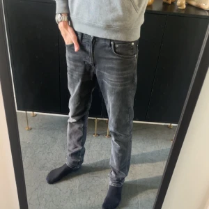 Mörkgrå nudie jeans  - Säljer mina nudie jeans i färgen mörk grå storlek Waist 28 och längd 30 köpta på NK i Stockholm bra skick, skicka prisförslag !!!