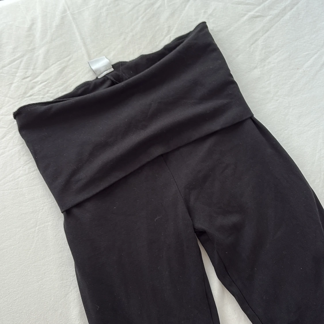 Svarta jogapants bootcut byxor från Lindex - 1