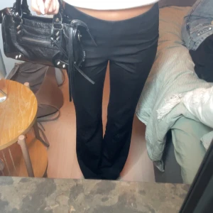 Svarta bootcut byxor  - Säljer ett par svarta byxor med bootcut-snitt och låg midja från gina tricot