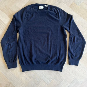 Mörkblå cashmere-tröja från Gant - Säljer en tröja från gant i cashmere!  Använd ett par enstaka gånger, mycket bra skick! Storlek:S herr Nypris:1600 Hör av er om ni har några funderingar eller prisförslag!!