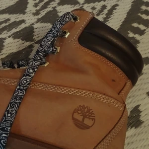 Timberland Skor - Äkta Timberland Skor. Jag köpte helt nya för 1599 och jag säljer dom för halva priset nu. Jag har använt dom bara lite så dom är inte trasig. !!LÄMNA PRIS FÖRSLAG!!