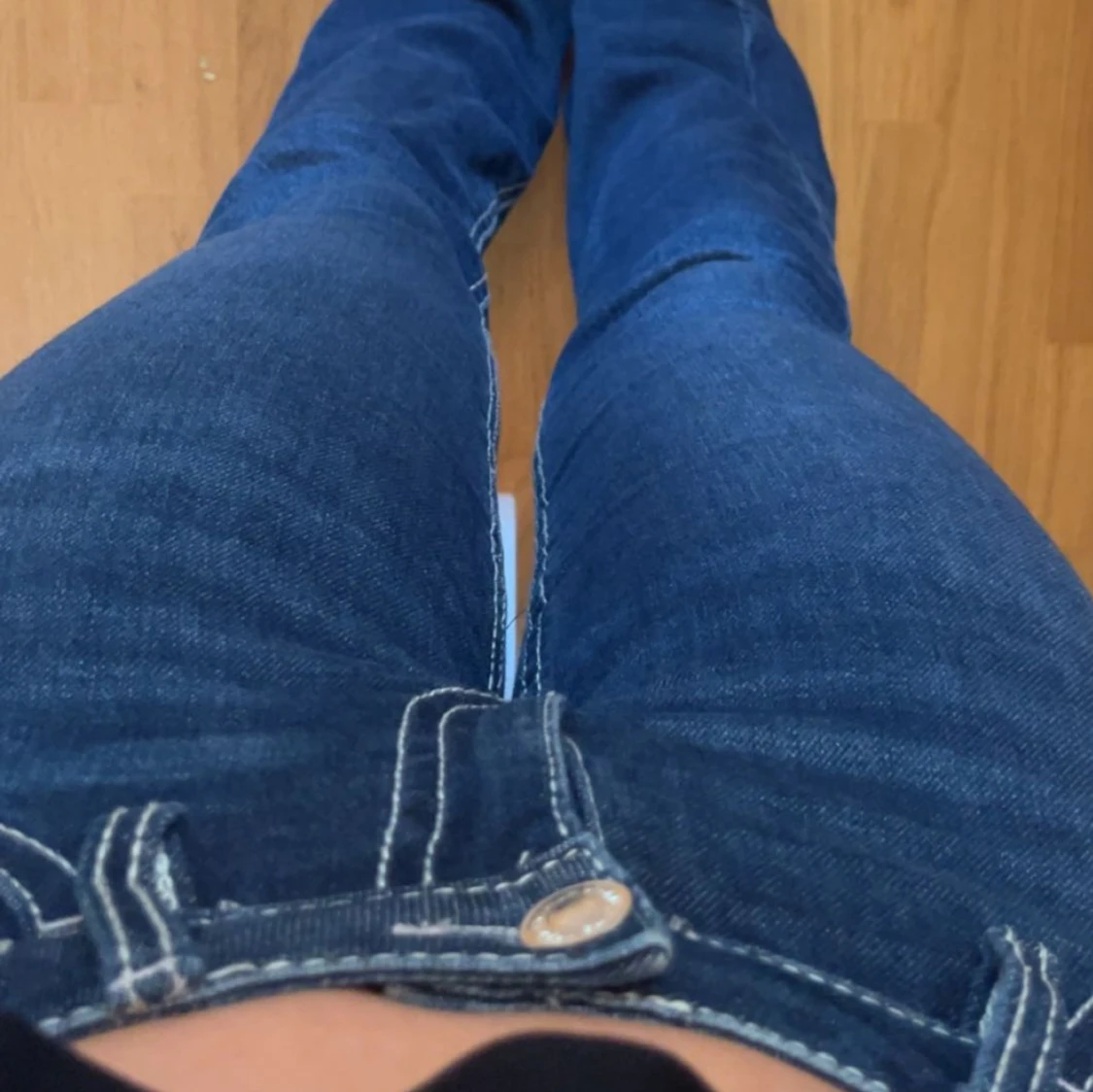 Mörkblå bootcut jeans med kontrastsömmar - 1