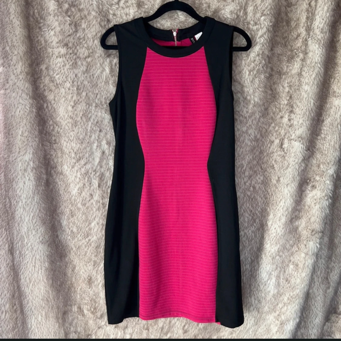 Svart och ceriserosa klänning H&M Divided