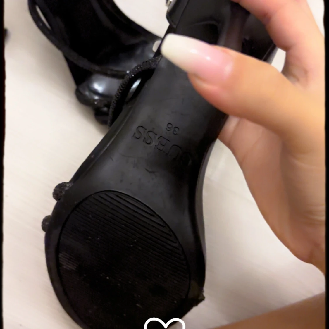 Svarta klackade sandaler från Guess