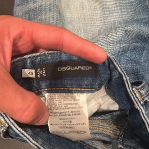 Dsquared2 jeans (ÄKTA) - Hej säljer nu ett par ds2 jeans i bra skick med snygga slitningar som gör att du är unik och samtidigt mycket snygg 