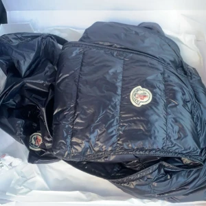 Moncler gui väst  - Snygg moncler gui väst i färgen navy blue storlek  2 som motsvarar S/M bra skick hör gärna av er om ni har någon fråga. Har även en moncler acuros jacka som ska säljas skriv om bilder eller frågor om du är intresserad!!