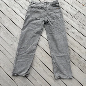 Gråa nudie jeans - Clena ljus gråa nudie jeans modellen tuff Tony, knappt använda i jätte skick i storleken 30-30