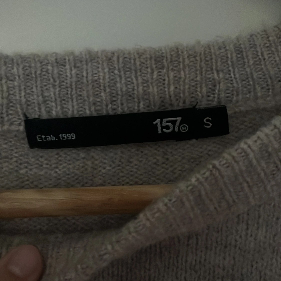 Beige stickad tröja från 157 - 2