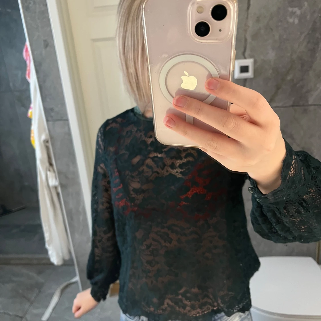 Mörk grönspetsblus med långa ärmar