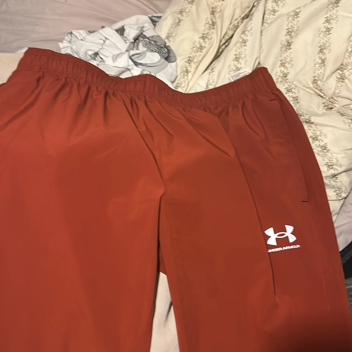 Röda  träningsbyxor Under Armour XL