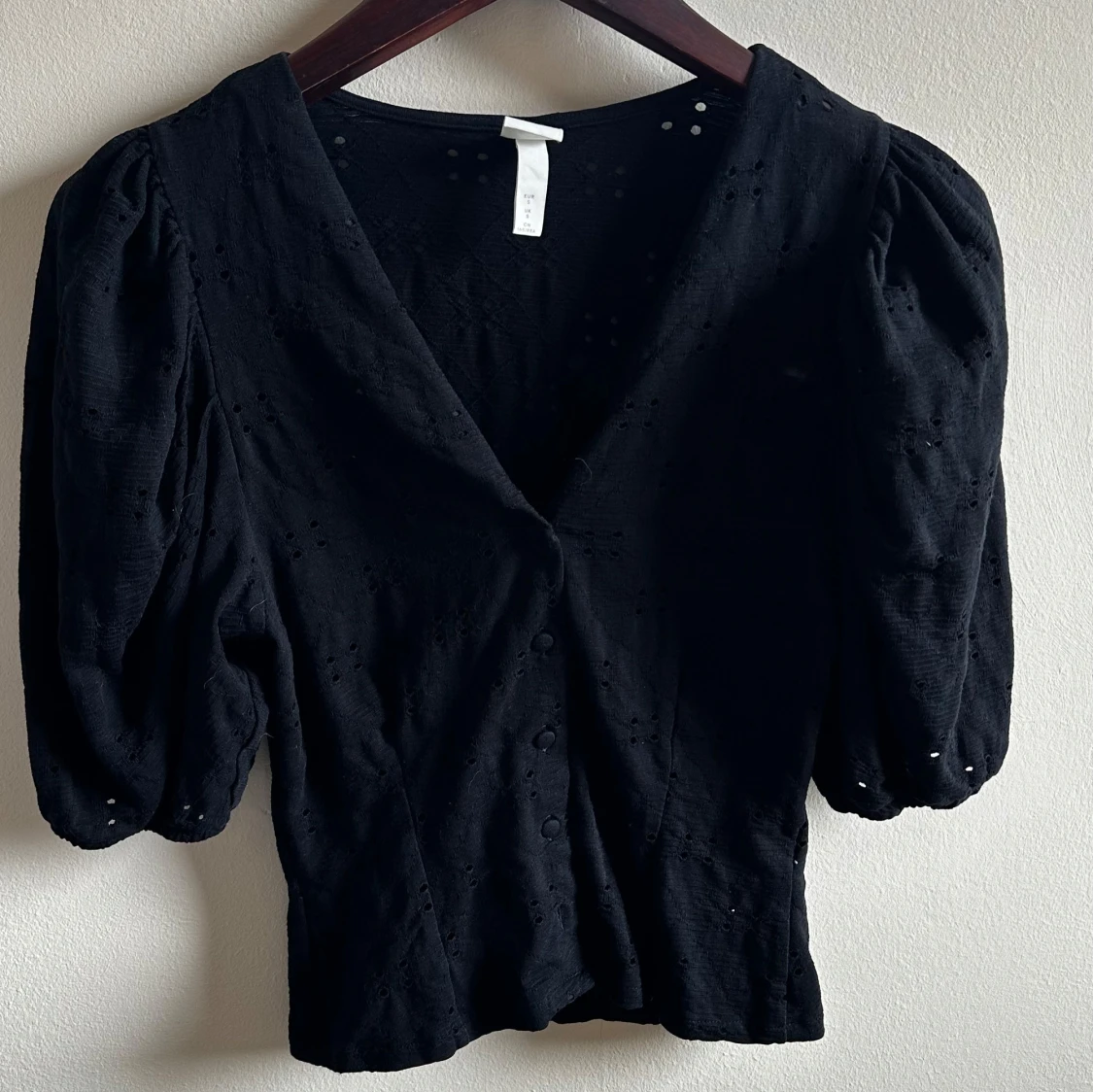 Svart blus med puffärm och knappar - 1