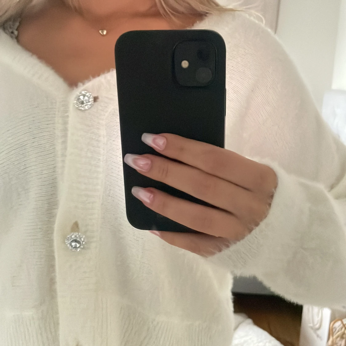 Vit fluffig kofta från ONLY med pärlknappar - 1