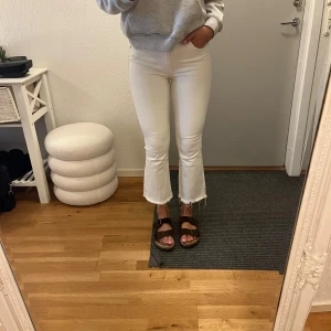 Zara jeans - Jeans från Zara. Använda. Medelhög midja med utsvängda ben. Strl 38.