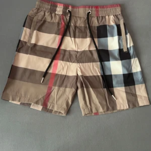 Burberry shorts - Burberry shorts, aldrig använda och är till salu. Storlek M men passar också S. De är gjorda för S och M storlek som att säga. Har själv såna och är väldigt bekväma. Hör av er om ni har frågor 