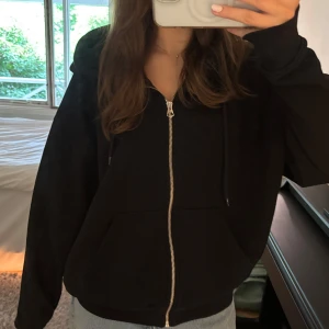 Svart zip-up med huva - Snygg svart zip-up med huva 🖤