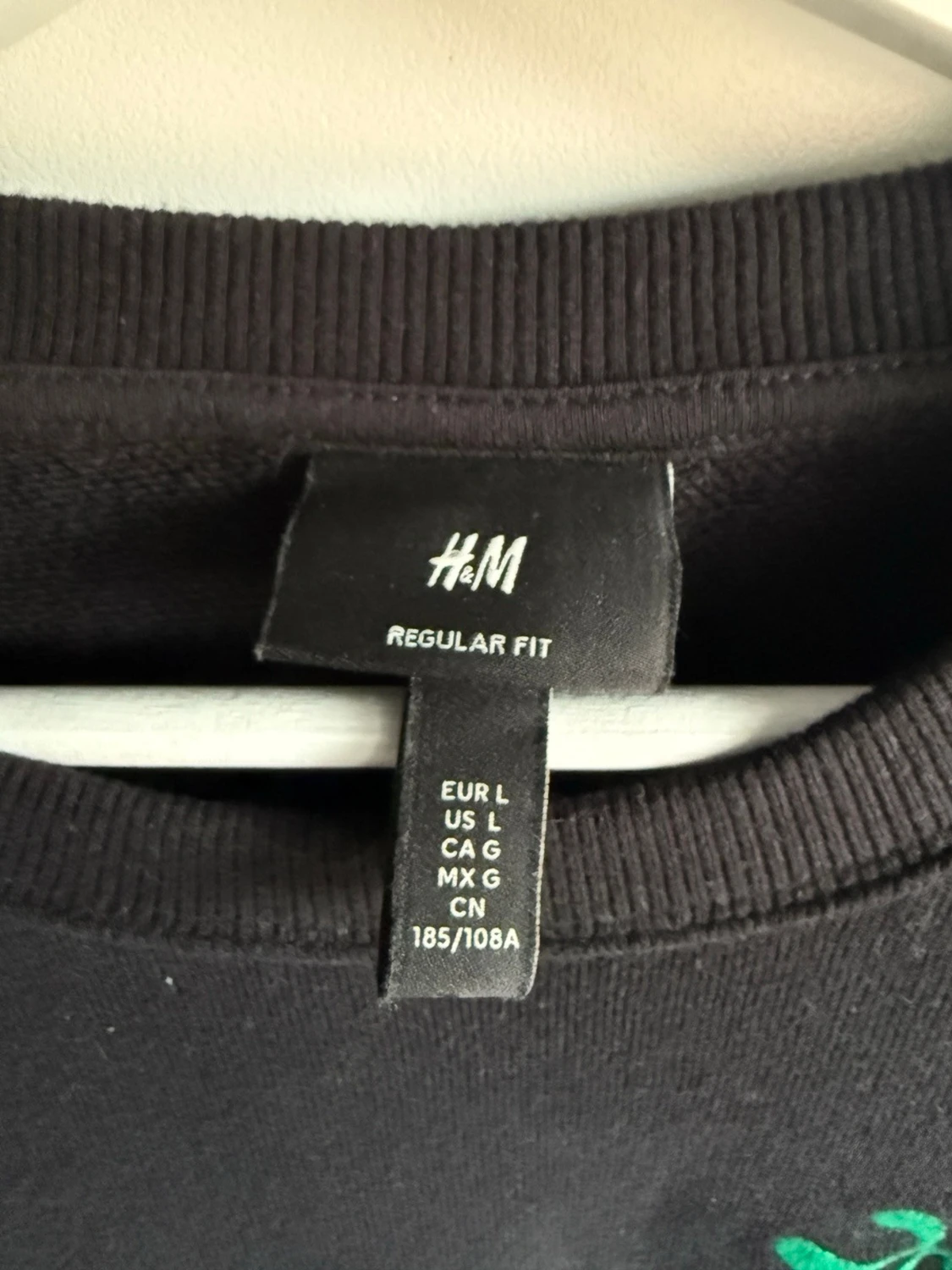 Svart sweatshirt från H&M med brodyr - 2