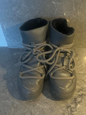 Gråa Inuikii i skinn - Säljer ett par gråa Inuikii, väldigt bra skick och nästan oanvända! Nypris ca 3200 kr 