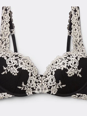 Svart spets-bh med blommig brodyr - Snygg svart bh med vit blommig spets och broderade detaljer. Justerbara axelband och hakknäppning bak. Kuporna är dekorerade med elegant spetsmönster som fortsätter upp på banden och längs nederkanten. Oanvänd, passar ej mig.