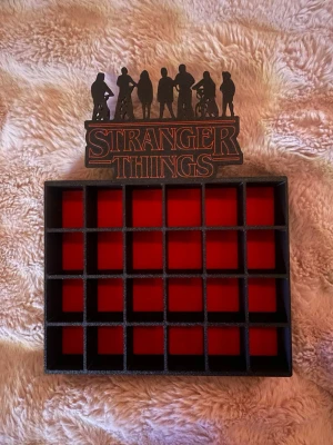 Stranger things hylla - Säljer denna stranger things hylla som har plats med alla kinder joy gubbar! Ganska svår att hitta, priset kan diskuteras 🤗