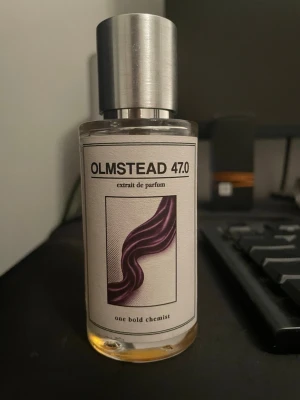 Olmstead 47.0 Extrait de Parfum - Olmstead 47.0 extrait de parfum från One Bold Chemist. Modern design och stilren etikett gör den till ett coolt val för dig som vill sticka ut. Perfekt för dig som gillar unika dofter och vill ha något annorlunda i samlingen.
