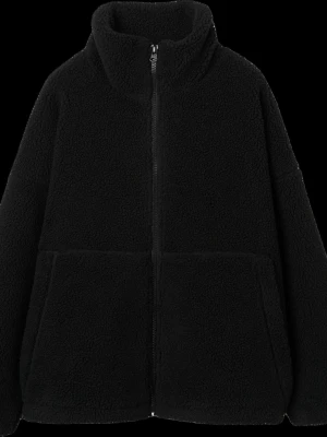 Svart teddyjacka från Carin Wester - Mysig svart teddyjacka från Carin Wester med hög krage och dragkedja framtill. Jackan har stora fickor och en loose passform som ger en chill vibe. Perfekt för kalla dagar när du vill vara både varm och snygg. köpte jackan för 800kr och använd en gång💕