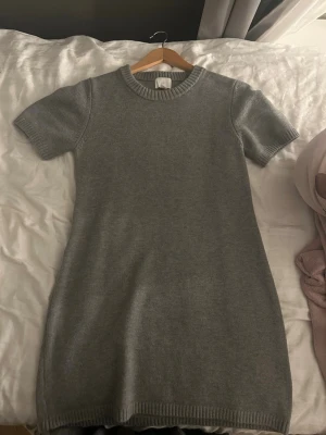 Grå stickad kortklänning - En mysig grå kort stickad klänning💕