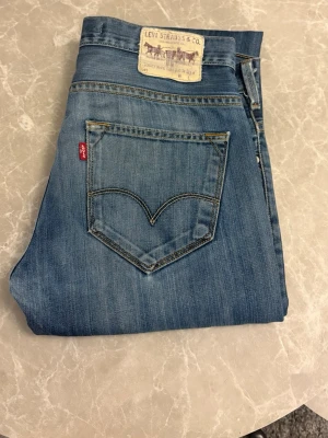 Levi's 504 Straight blå jeans - Säljer ett par klassiska Levi's 504 Straight jeans i ljusblå tvätt. Storleken är W30 L32. Bara att skriva vid frågor eller funderingar!