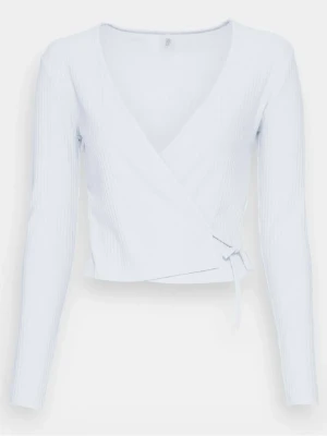 Ljusblå omlotttopp med knytning - Ljusblå omlottopp med ribbad struktur och lång ärm från ONLY. Toppen har v-ringning och knyt i sidan för en extra detalj. 