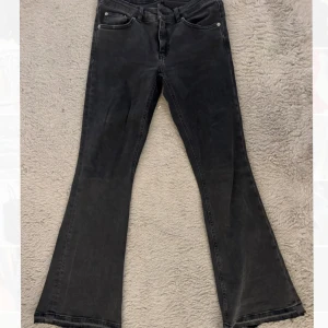 Svarta/ gråa bootcut jeans - Säljer ett par svarta/gråa bootcut jeans, sitter skit bra men har vuxit ur de