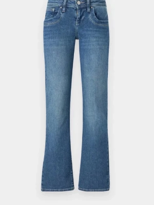 Blå bootcut jeans med hög midja - Snygga blå jeans med bootcut-modell och låg midja. Klassisk femficksdesign och tillverkade i mjukt denimtyg. Perfekta för dig som vill ha en tidlös och trendig look. Det är i storlek 24/30 och är i bra skick. Köpta för ca 800kr.
