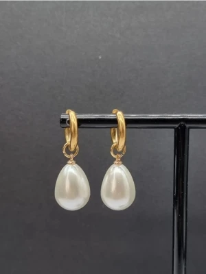 Handgjorda örhängen med pärldroppar  - Material-rostfritt stål.  