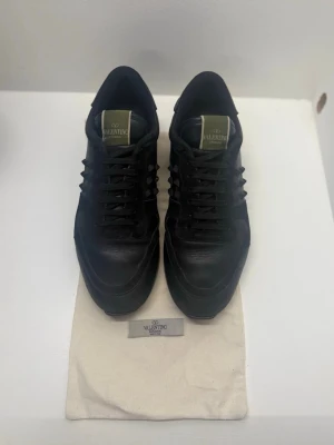 Valentino rockrunners  - Säljer ett par tvär snygga valentino rockrunners i svart. Storlek 42 men passar även 43, skicket är väldigt bra med inga defekter. Tyvärr ingen og box men dustbag ingår såklart. Kan gå ner i pris vid snabb affär eller köp, vid nån fundering är det bara att fråga😊