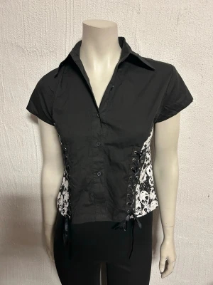 Lite kortare skjorta storlek S/M. - Helt ny lite kortare skjorta. Storlek S/M. Ej Stretchig. Material i skön bomull.