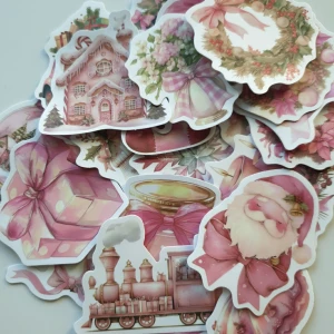25st rosa jul klistermärken/stickers - Klistermärken/stickers Motiv: Rosa jul, tomte, gran  Antal: 25st Skick: ny/oanvänd  Kul att använda till pyssel, scrapbooking och annat. Kan tex användas till att dekorera din bärbara dator, anteckningsbok, resväska, etc. 