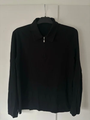 Tiger of Sweden piké med dragkedja  - Svart snygg populär tiger of Sweden pike tröja i storlek M Grym passform och toppen skick verkligen så gott som ny. Sjukt snygg på!