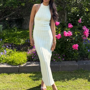 Vit ribbad klänning från Adoore - Supersnygg vit ribbad långklänning från Adoore. Originala pris är 1595kr💞 skriv till mig om man vill köpa så sätter jag på "Köp Nu"❤️