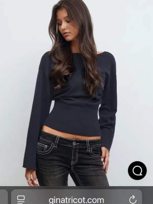 Mörkblå tröja från Gina Tricot - Snygg mörkblå tröja  från Gina Tricot! Storlek S