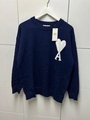 Ami Paris Sweatshirt  - Helt ny aldrig använd. Storlek M. Snabb frakt 