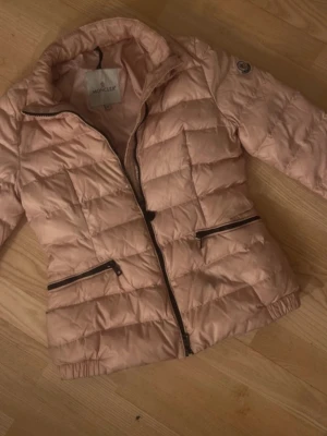 Moncler jacka - Vet ej om den är äkta. Köptes för 6000 men säljer bara för 3000❤️