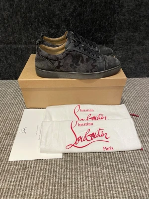 Christian Louboutin skor - Hej, säljer nu dessa svin snygga Loubs skor. Skorna är i nytt grymt skick! Begränsat antal boxar och dustbag. Hör av dig vid frågor. 