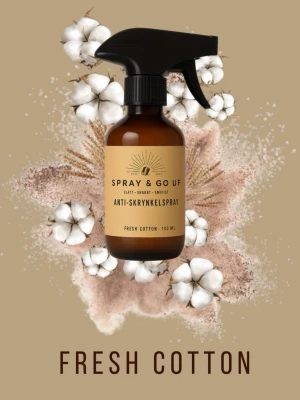 Anti skrynkelspray - Slipp strykjärnet och få släta, fräscha kläder på bara några sekunder! Vår anti-skrynkel-spray med doft av Fresh Cotton är perfekt för dig som vill ha ett effektivt resultat samtidigt som kläderna fräschas upp med en ren och mjuk doft.  Sprayen slätar ut skrynklor snabbt och skonsamt utan att göra tyget blött. Den ger en lätt fukt som torkar snabbt och lämnar plagget fräscht och redo att användas – perfekt för vardag, jobb och resor. 🤍