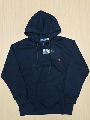 Polo Ralph Lauren hoodie - En riktigt go svart raffe hoodie passar den som är mellan 165-175 hör av er vid frågor 😉