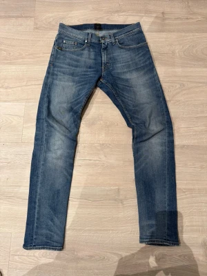 Tiger of Sweden  - Säljer ett par blå jeans från T/J, modell Pistolero. Klassisk femficksdesign med snygga slitningar och kontrastsömmar. Jeansen har rak passform och normal midja. Perfekta till vardagslooken och funkar året runt.